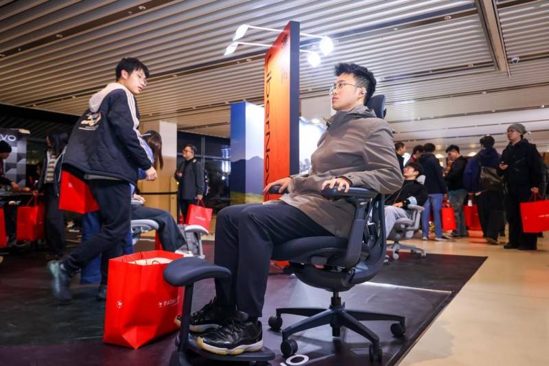 十字路口”之2025年度科技创新分享大会瓦力娱乐棋牌清闲智能受邀出席“罗永浩的(图3)